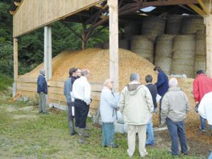 Le 19 septembre, les participants ont été accueillis sur l’exploitation de François Déchelette à Celles-sur-Durolle. Cet éleveur allaitant a démarré les plaquettes forestières en 2005. «Depuis, j’en mets tous les ans sous le pied des vaches et j’économie ainsi 1 balle ronde tous les 2 jours, soit 12 tonnes, soit une économie de 700 € pour 2011».