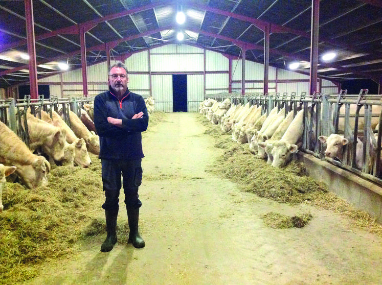 Jean-Pierre Lethenet, élève des charolaises et des poulets fermiers label rouge avec son épouse à Curciat-Dongalon dans l’Ain.
