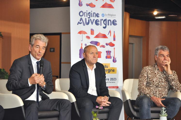 Jean-Pierre Brenas, Pierre Desprat et Fabrice Berthon, présentant le salon Origine Auvergne devant une affiche de l'évènement.
