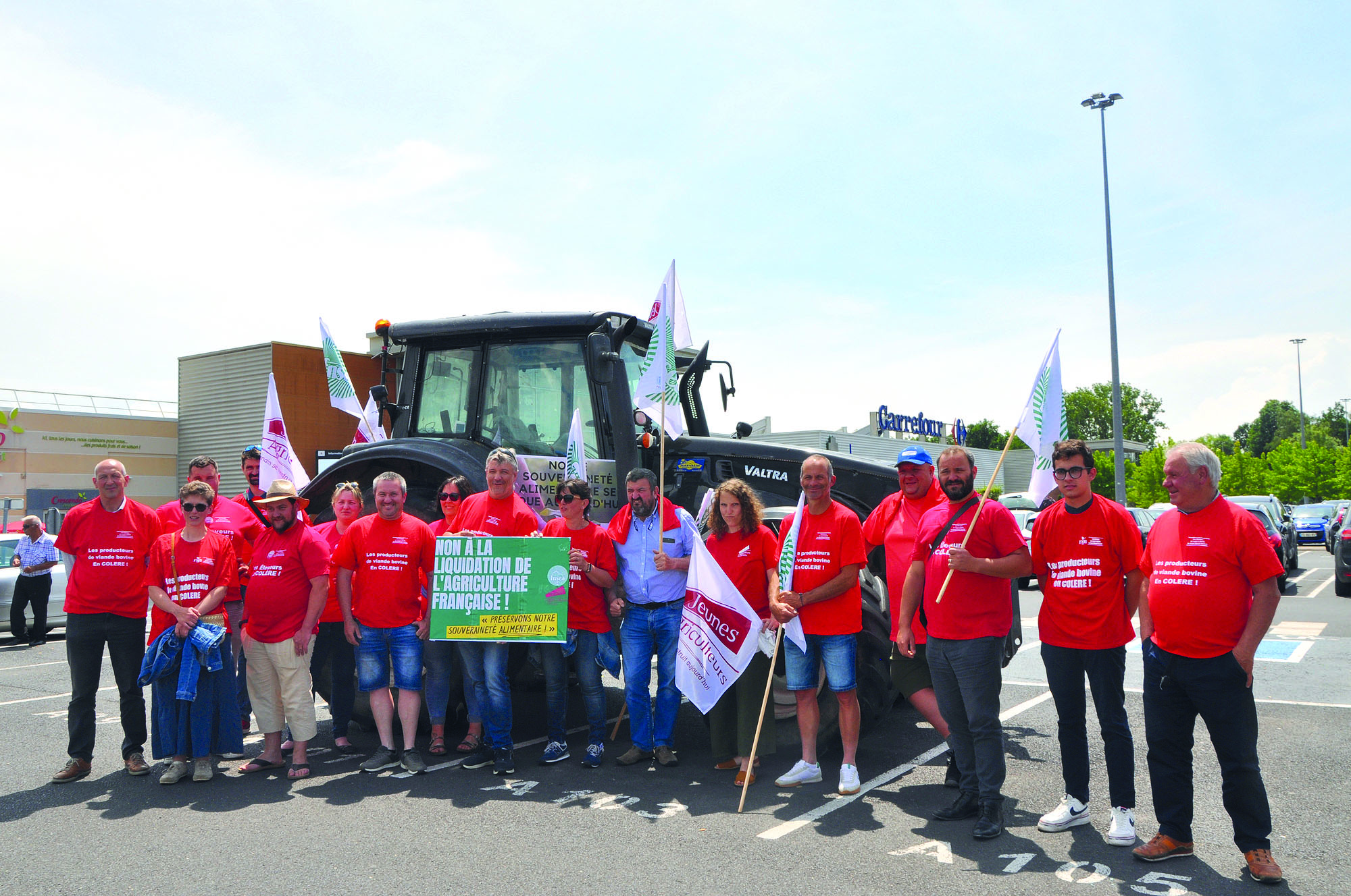 Une délégation des éleveurs du Berceau des races à viande en action syndicale à Carrefour à Thiers.
