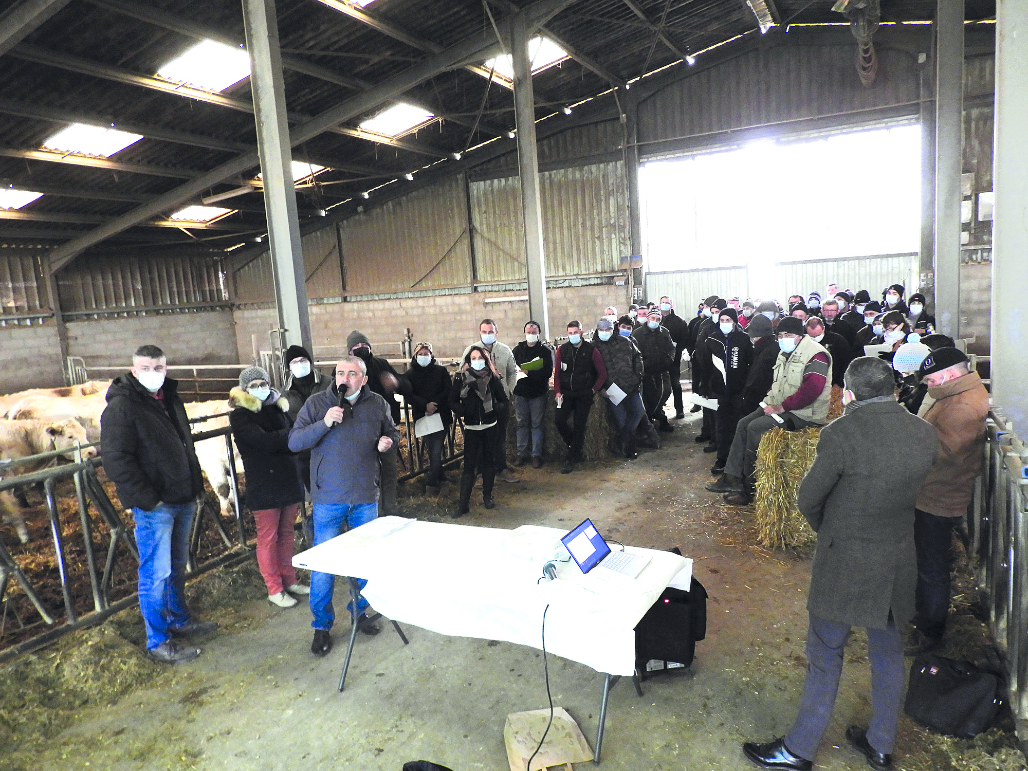 Lors de son allocution, Patrick Bénézit a assuré la mise en place prochaine d'un soutien, via les Chambres d'agriculture et les syndicats agricoles, pour aider les éleveurs à remplir leurs contrats. 