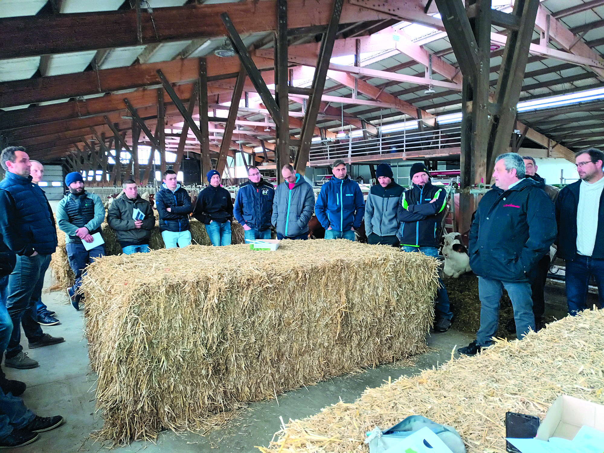Les producteurs de lait de Puy-de-Dôme ont échangé sur des sujets cruciaux pour l'avenir de la filière autour de Thierry Chirol, président de la FDPL 63, et Stéphane Joandel, responsable de la section régionale laitière de la FRSEA AuRA.