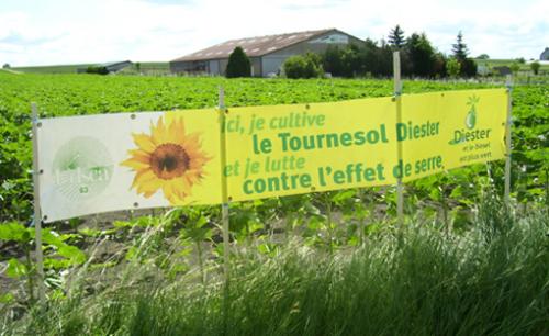 Au bord des routes de la Limagne, les banderoles rappellent au grand public le rôle indispensable de l’agriculture