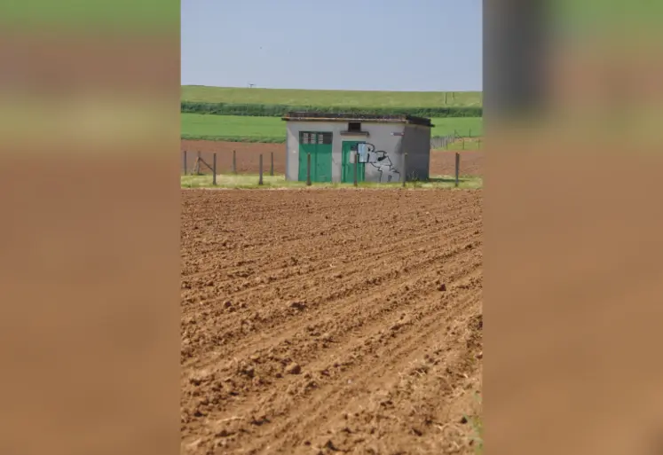 Aire de captage d’eau potable entourée de champs