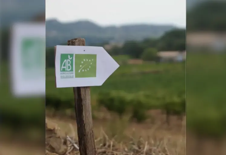 Panneau dans un champ avec les labels bio européen et AB  
