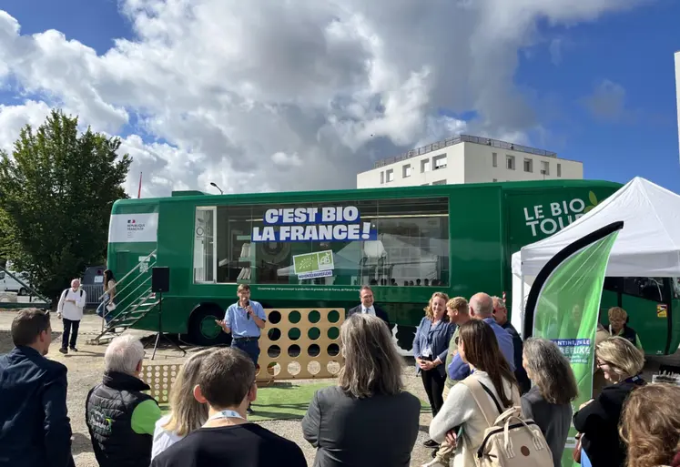 Bus de promotion de l’Agence Bio le 5 septembre à la Foire de Châlons. 