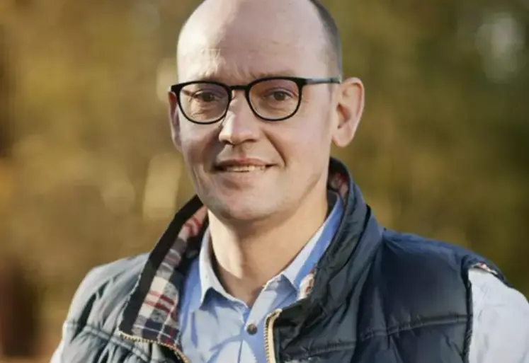 portrait d'un homme portant des lunettes