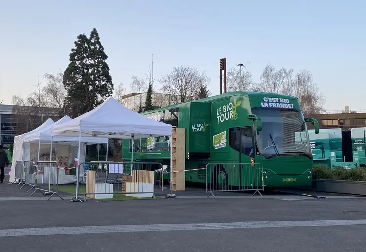 Bus de l’Agence bio à l’entrée du salon de l’Agriculture 2026.