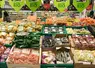 Vente de produits alimentaires biologiques en grande distribution. Rayon légumes bio d une grande enseigne de supermarché.