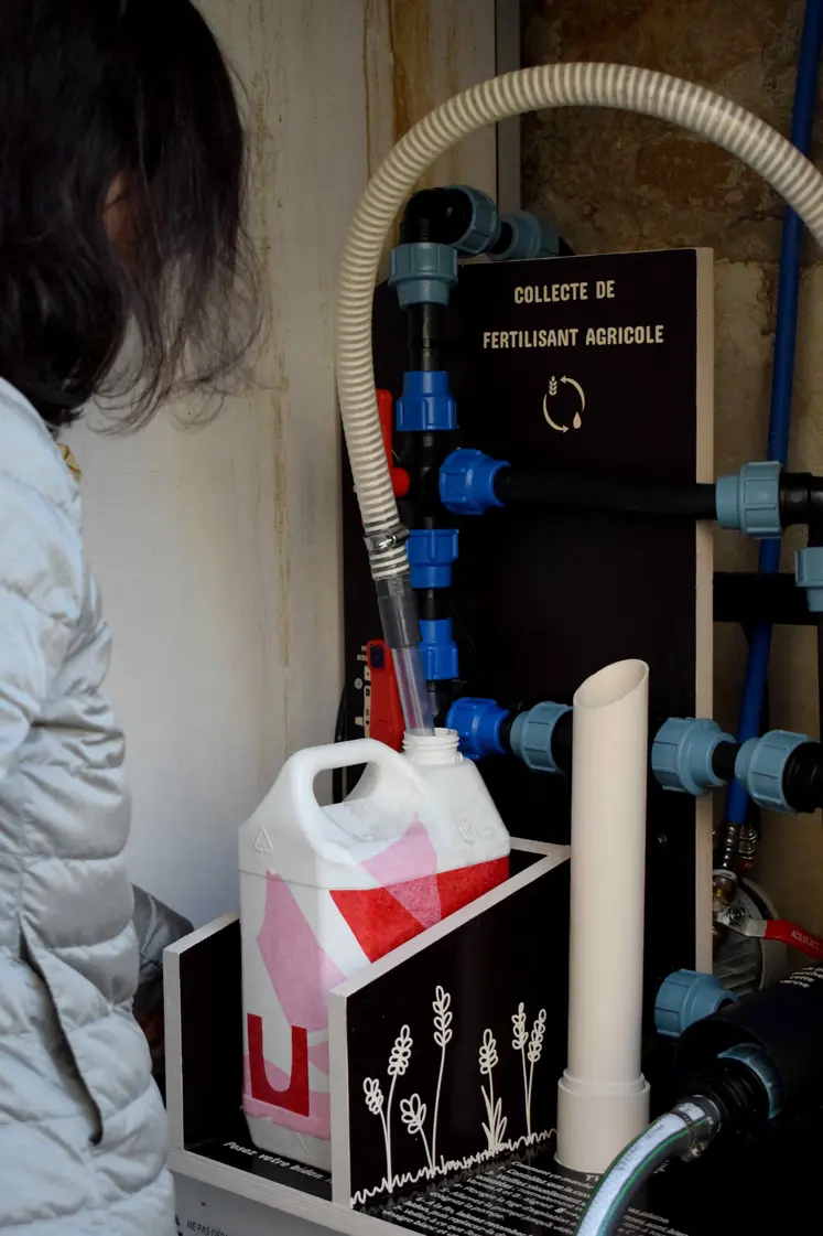 Femme avec un bidon devant machine à collecter urine