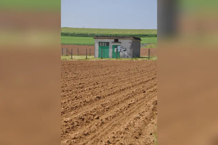 Aire de captage d’eau potable entourée de champs