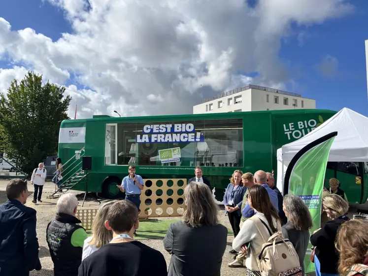 Bus de promotion de l’Agence Bio le 5 septembre à la Foire de Châlons. 