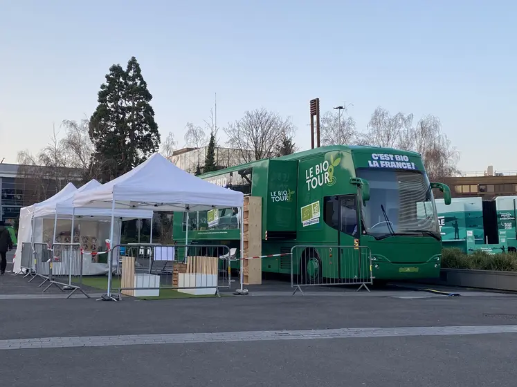 Bus de l’Agence bio à l’entrée du salon de l’Agriculture 2026.