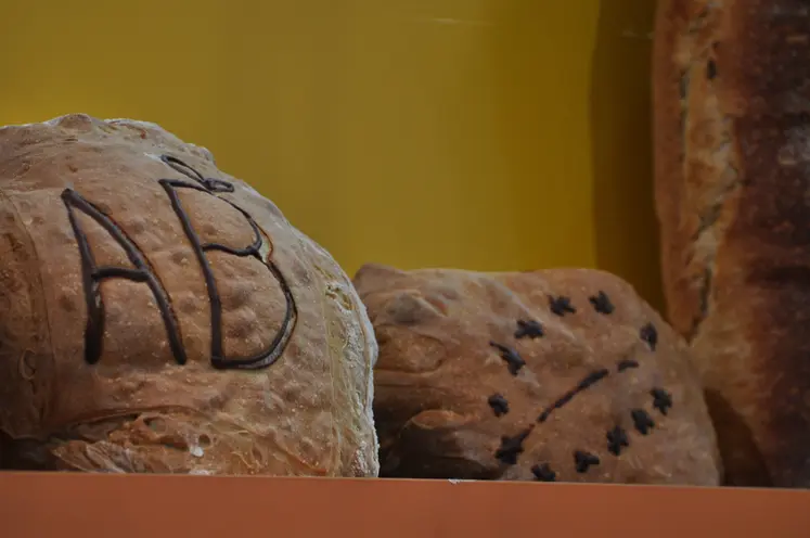 Pain issu de l'agriculture biologique avec les logos AB et le logo bio européen. 