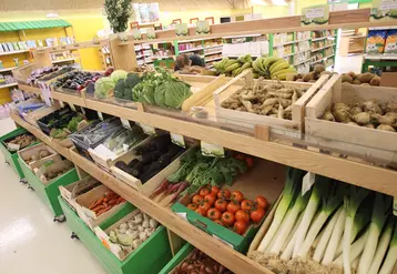 Etal de fruits et légumes bios dans un magasin Biocoop
