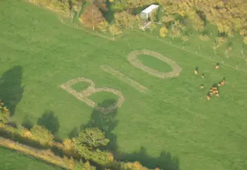 Photo aérienne montrant le mot bio inscrit dans un champ