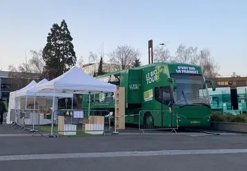 Bus de l’Agence bio à l’entrée du salon de l’Agriculture 2026.
