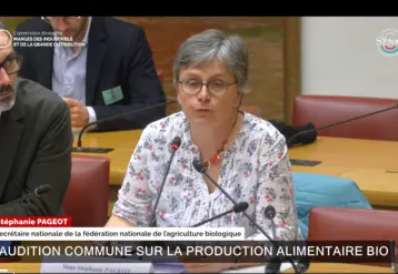 un homme et une femme assis derrière un micro