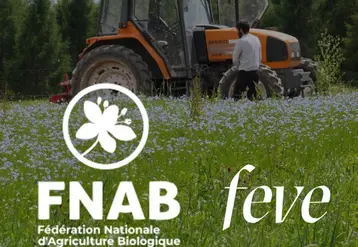 affiche avec un tracteur dans un champ