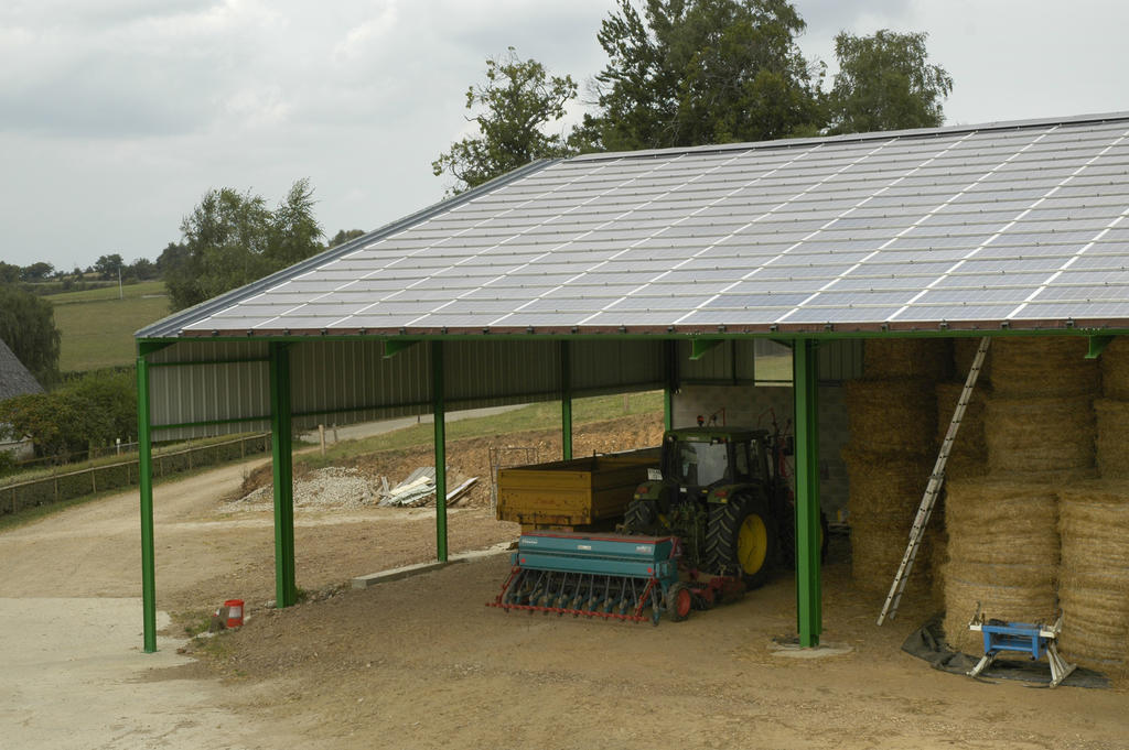 Nettoyage de panneaux photovoltaïques sur hangar agricole au Pays