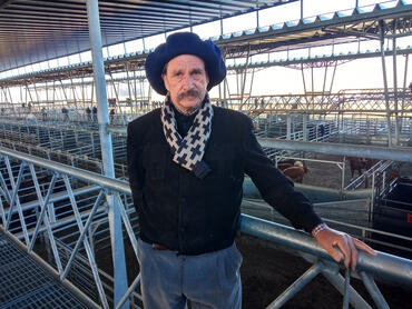 Ángel Gonzalez, le doyen des gauchos du marché ."C'est pour moi un honneur que d'être le doyen des gauchos de ce marché dont les 122 ans d’histoire se confondent avec l’Histoire de l’Argentine."