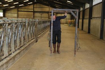 L'arrière de la cage est un cadre en ferraille soudé par Jean-Paul et muni d'un treuil. Equippé de roulettes, il peut facilement être tiré depuis le local de rangement. ...