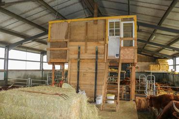 <em class="placeholder">local suspendu dans une stabulation d&#039;élevage dans le Cantal</em>