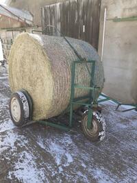 « J’ai fabriqué un chariot qui charge et décharge facilement une botte ronde »