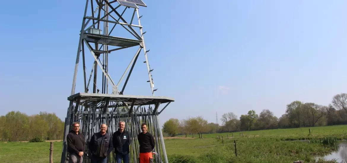 L’eau pompée par l’éolienne ou la pompe solaire est distribuée par gravité à plus de 2 kilomètres.