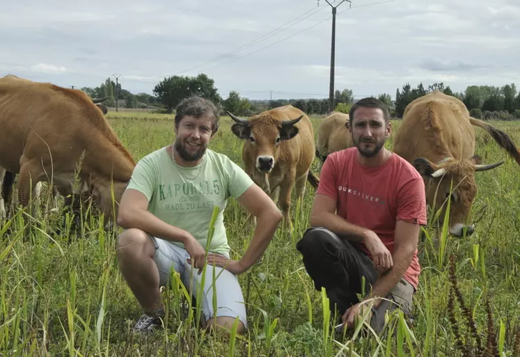 Romain Planel (à gauche), éleveur, et Jérémy Fraysse (céréalier). « Ce que nous faisons ici peut se faire ailleurs et à n’importe quelle échelle ». © B. Griffoul