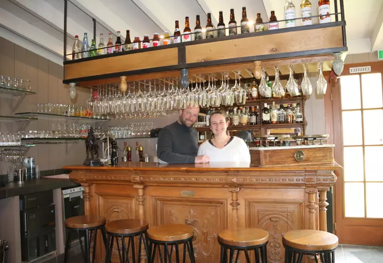 Nicolas et Elsa Onfroy. « Nous produisons une cuisine à notre image. » Le couple est fier de pouvoir aujourd’hui valoriser le territoire dans l’assiette de leur restaurant.