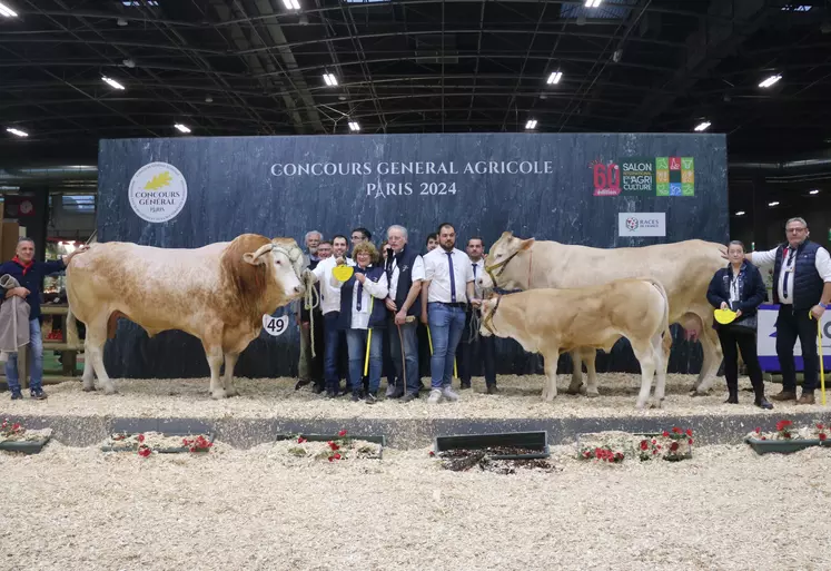 Photo de Minette et Rafael, champions du concours de la race Blonde d'Aquitaine, et de leurs éleveurs