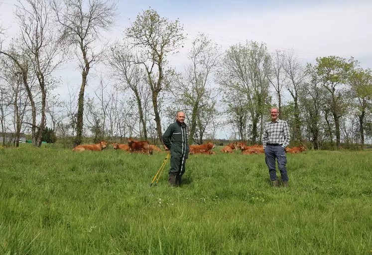 Xavier Barat (droite), cofondateur d’Innov-Eco2, et Guillaume Vandenberghe (gauche), éleveur allaitant en Gironde pratiquant le pâturage de stock sur pied. 