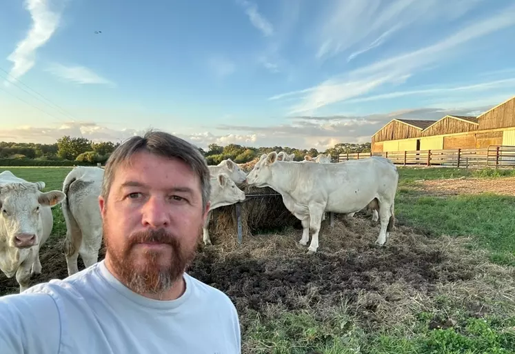 David Moisan, associé au Gaec Le Rocher Du Fresne à Sainte-Reine-de-Bretagne en Loire-Atlantique, 160 vêlages en race charolaise en système naisseur engraisseur, SAU de ...