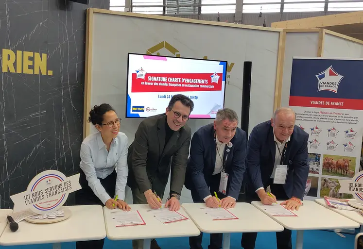 Cythia Merope (Metro France), Pascal Peltier (Metro France), Emmanuel Bernard (Interbev) et Gilles Gauthier (Interbev) signent la charte d'engagement