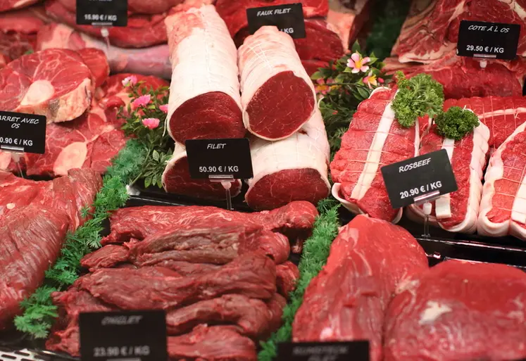 <em class="placeholder">Vitrine d une boucherie avec differents morceaux de boeuf.
Atelier de decoupe de viande. </em>