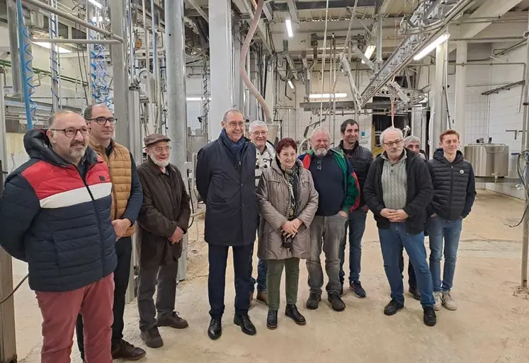 <em class="placeholder">Samuel Bionda, directeur de l'abattoir, Alexandre Lorré, président de la SCIC Viandes du Nivernais ainsi que des administrateurs de la SCIC et des représentants du Conseil ...</em>