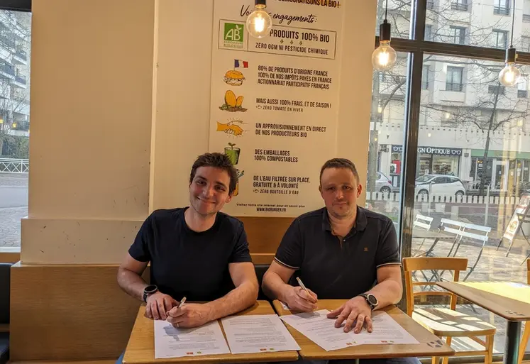 <em class="placeholder">Louis Frack, co-fondateur de Bioburger, et Simon Groot Koerkamp, co-président d'Unebio et éleveur dans la Meuse, ont signé un partenariat entre les deux structures pour la ...</em>