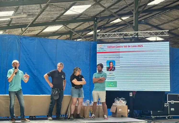 remise des prix du concours "Parie sur ta prairie" Centre-Val de Loire1 édition 2025 avec des éleveurs sur une scène