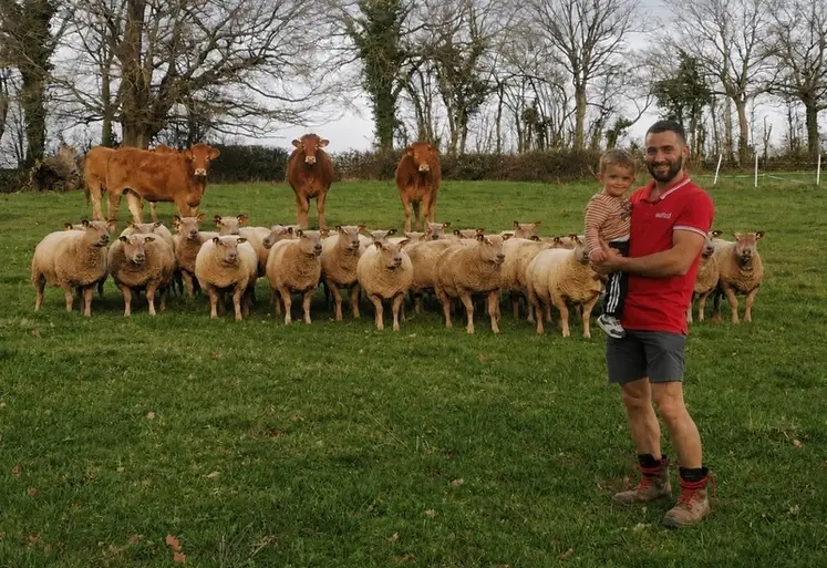 <em class="placeholder">Etienne Debarnot et son fils devant leurs brebis et vaches dans un pré</em>
