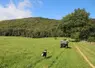 L'éleveur pose les clôtures mobiles depuis son quad dans une prairie naturelle, en Haute-Garonne