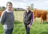 <em class="placeholder">Eleveuse et sa fille devant des vaches limousones dans un pré.</em>