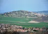 <em class="placeholder">villages du Puy-de-Dôme. paysage de village rural en hauteur. parcelles agricoles traverseés par une route.</em>