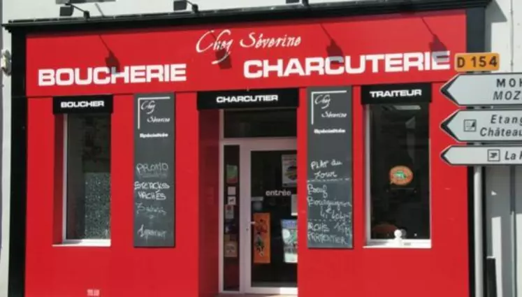 « Chez Séverine », la boucherie, 
de Séverine Coudé à la devanture rouge vif est volontairement moderne. La partie traiteur représente au moins 30 % du chiffre d’affaires.