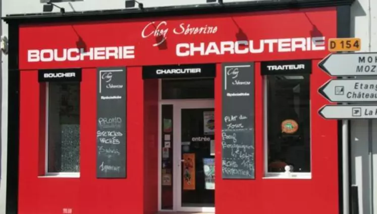« Chez Séverine », la boucherie,
de Séverine Coudé à la devanture rouge vif est volontairement moderne. La partie traiteur représente au moins 30 % du chiffre d’affaires.
