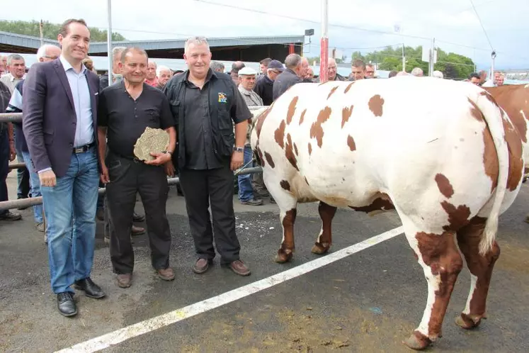 La championne interrace femelle appartenant à Jacky Lelong, éleveur dans la Sarthe, a été vendue à Socopa Cherré pour le Super U de Noisy le Roy 18 euros le kilo de carcasse, soit 1 euro de plus que pour l’édition précédente.