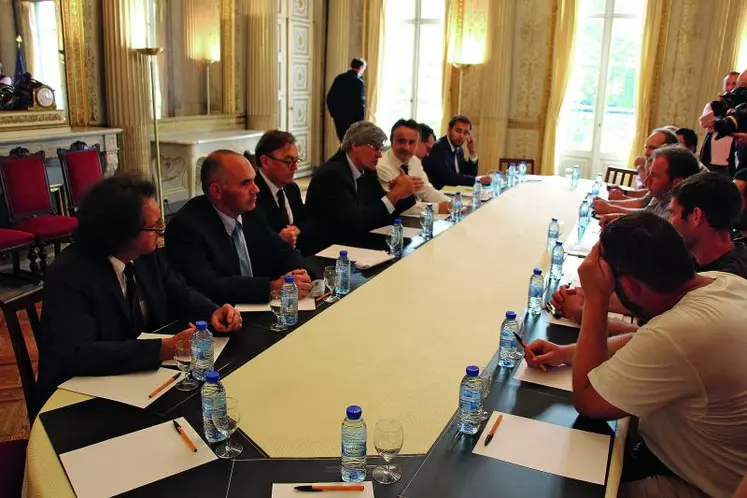 Stéphane Le Foll s'est rendu à Caen mardi après-midi à la rencontre des éleveurs, avant de dévoiler l'ensemble du plan d'urgence mercredi à l'issue du Conseil des Ministres.