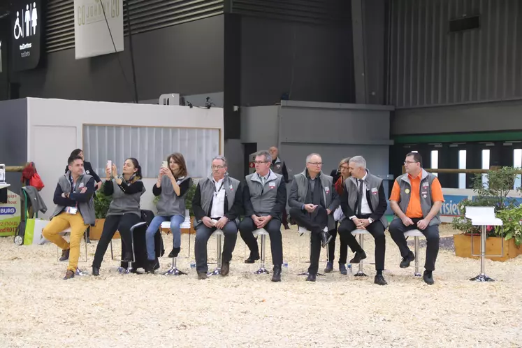 Les membres du jury (de gauche à droite) : Alexandre Carcouët, commerçant en bestiaux, Roger Lanfroy, éleveur de Salers, Jean-Pierre Bonnet, éleveur de Limousines, Patrice-René Richard, acheteur boucherie en grande distribution, Dominique Guineheux, entreprise de viande et Mickaël Doire, artisan-boucher accompagnés de Beatriz Gonzalez, Cheffe de cuisine et Céline Rivier, Blogueuse culinaire 