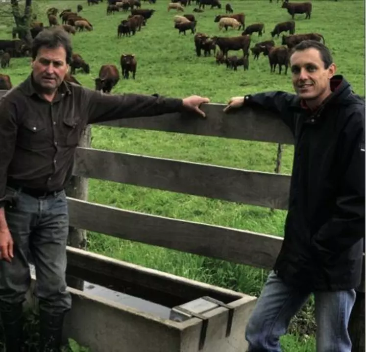 Jean-François Caumon, éleveur, et Voncent Nigou (chambre agriculture cantal). Une vingtaine d'abreuvoirs ont été aménagés sur les 60 hectares entourant le siège.