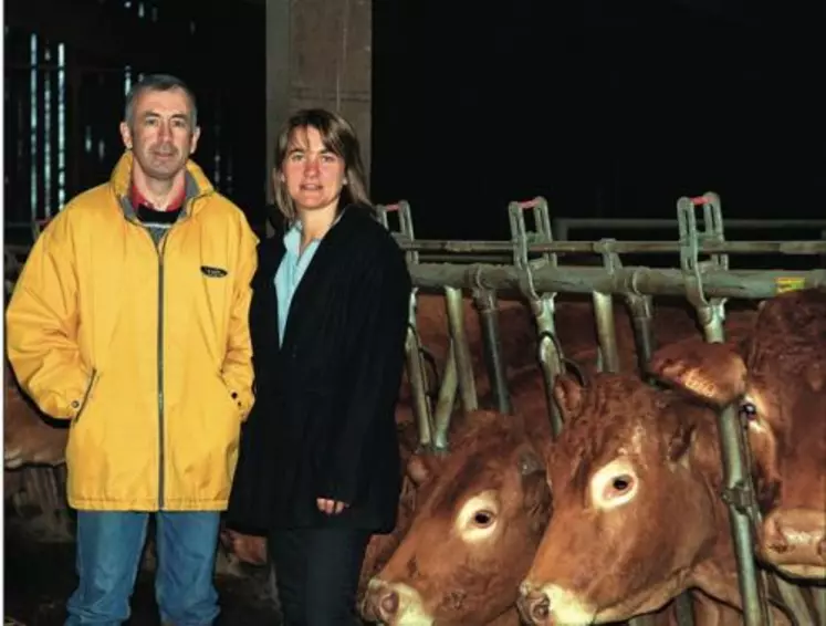 Le fumier des soixante limousines assure la fertilisation des 50 hectares d'herbe.